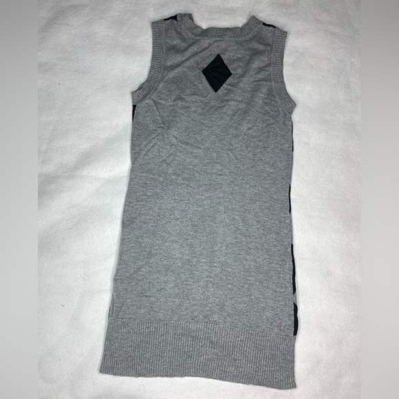 Forever 21 Black & Gray Plaid Print V-Neck Sleeveless Sweater Vest - Picture 2 of 3